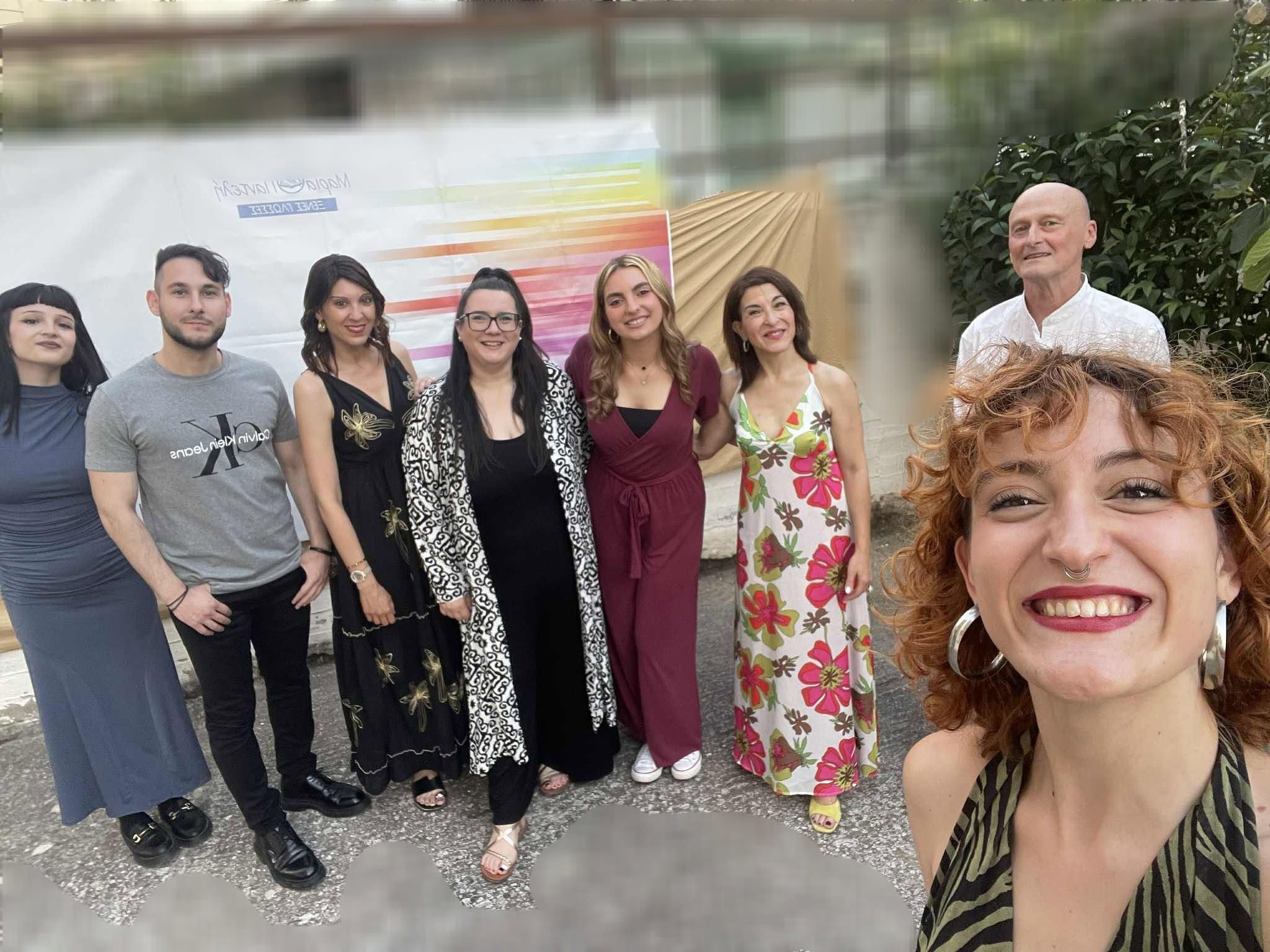 Ομαδική φωτογραφία του εκπαιδευτικού προσωπικού στο προαύλιο.