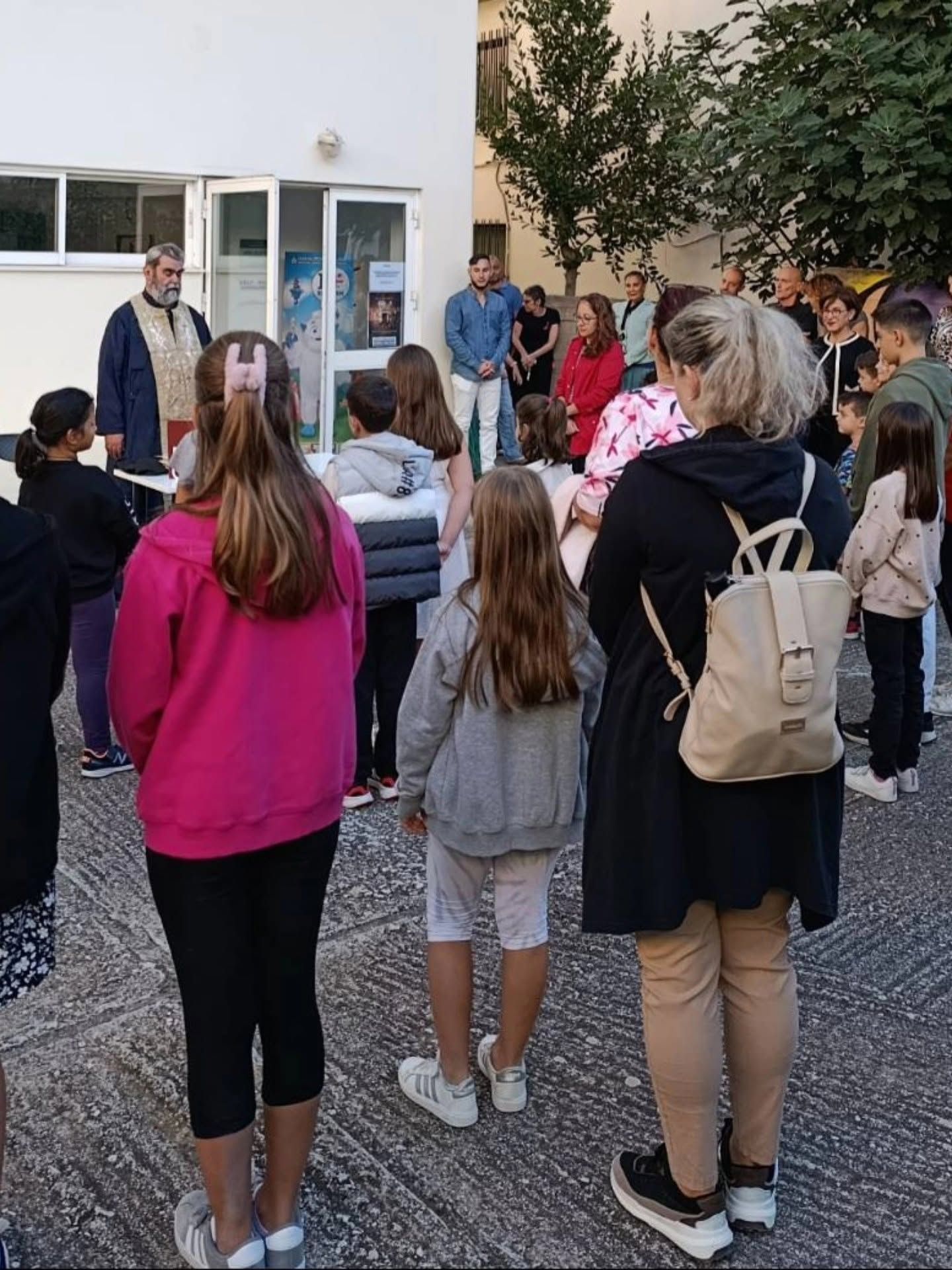 Μαθητές και γονείς συγκεντρωμένοι στον προαύλιο χώρο.