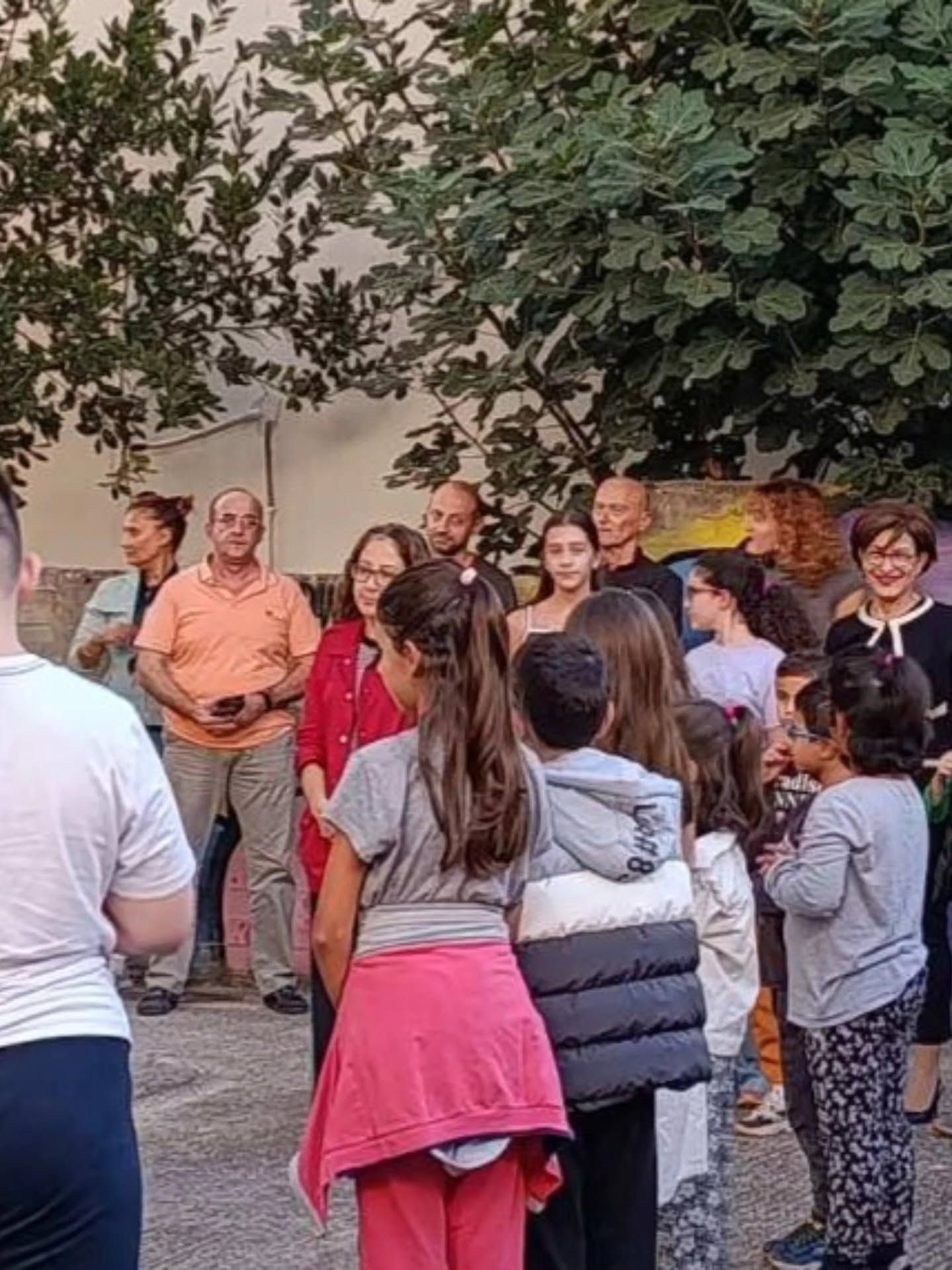 Μαθητές και γονείς παρακολουθούν σχολική συγκέντρωση.