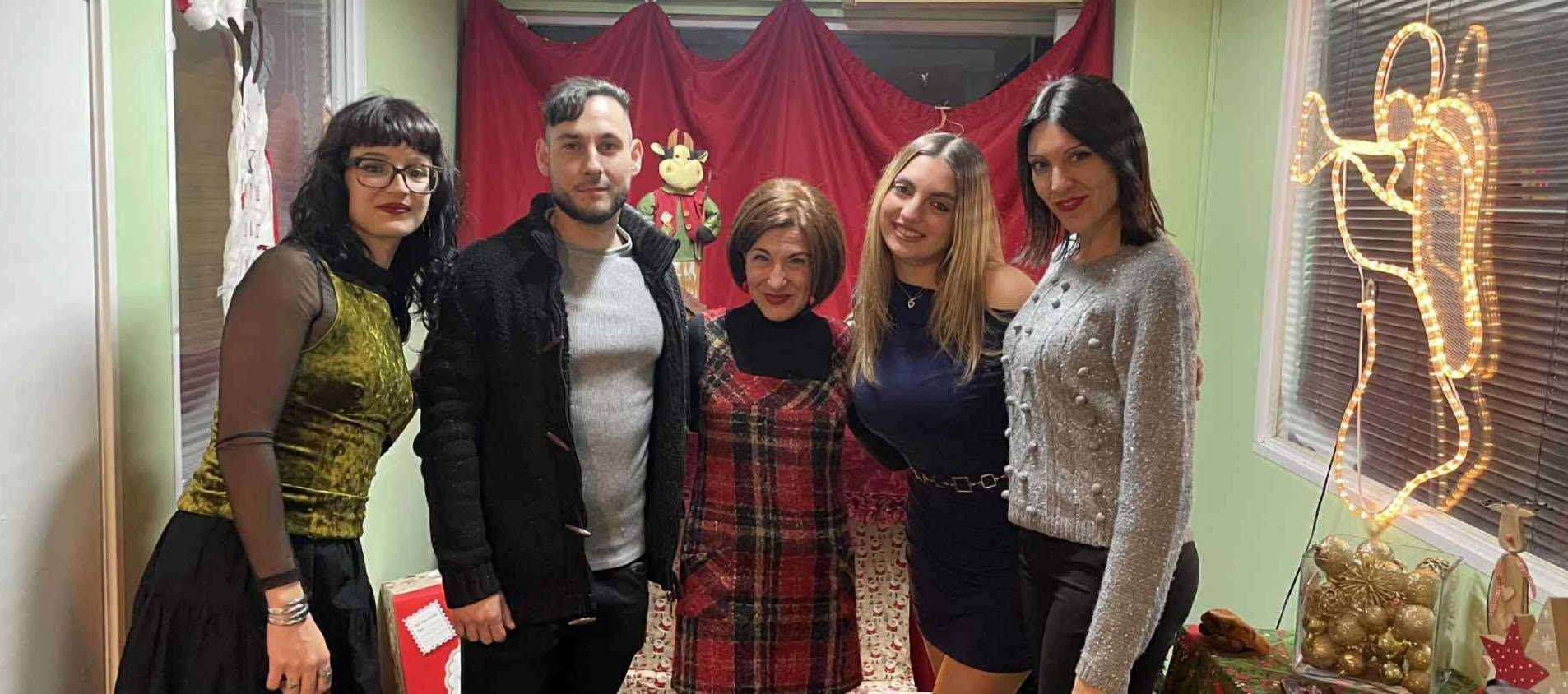 Εκπαιδευτικοί σε εορταστική δράση μέσα στο κέντρο.