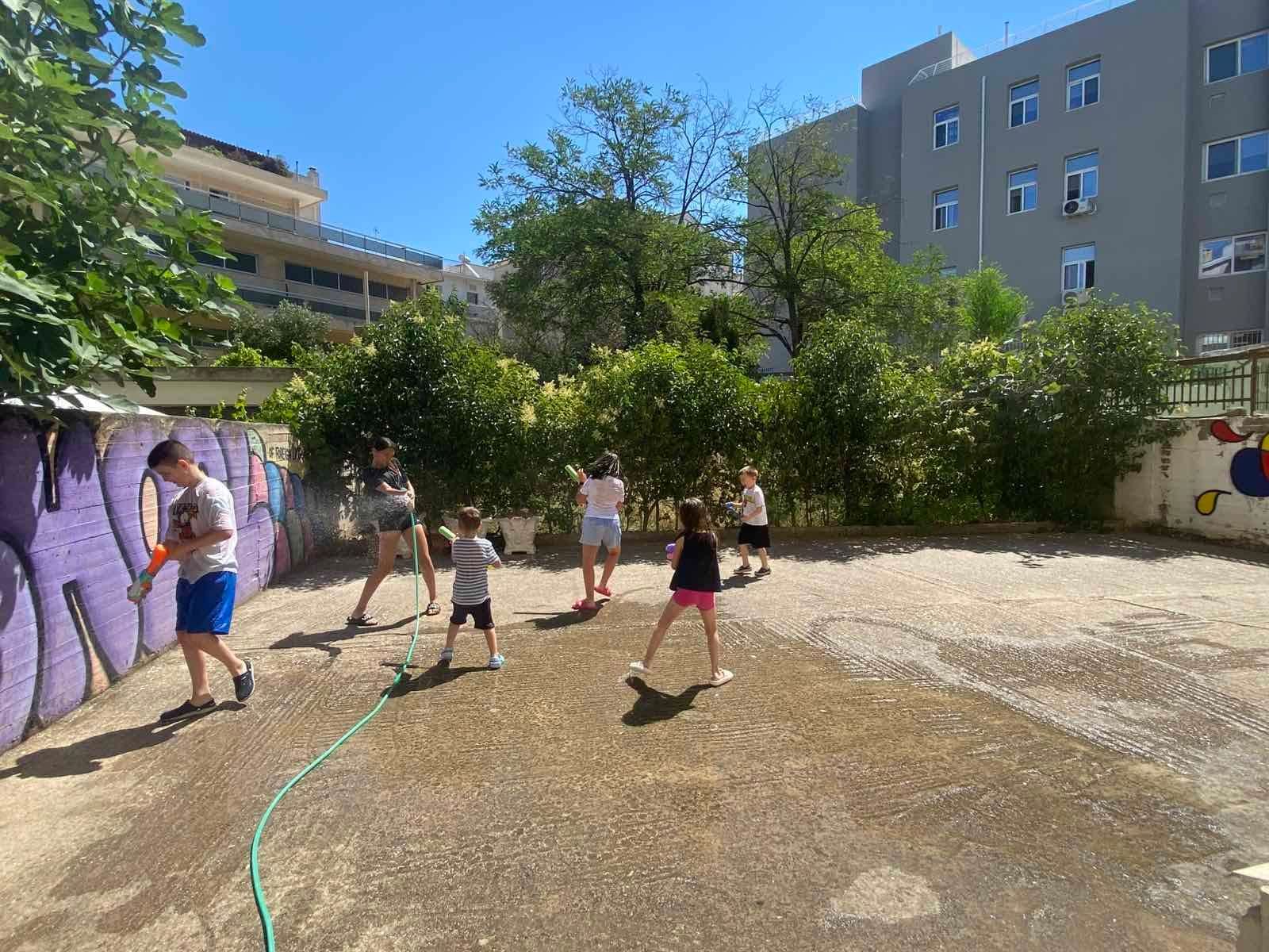 Παιδιά παίζουν σε οργανωμένη υπαίθρια δραστηριότητα.