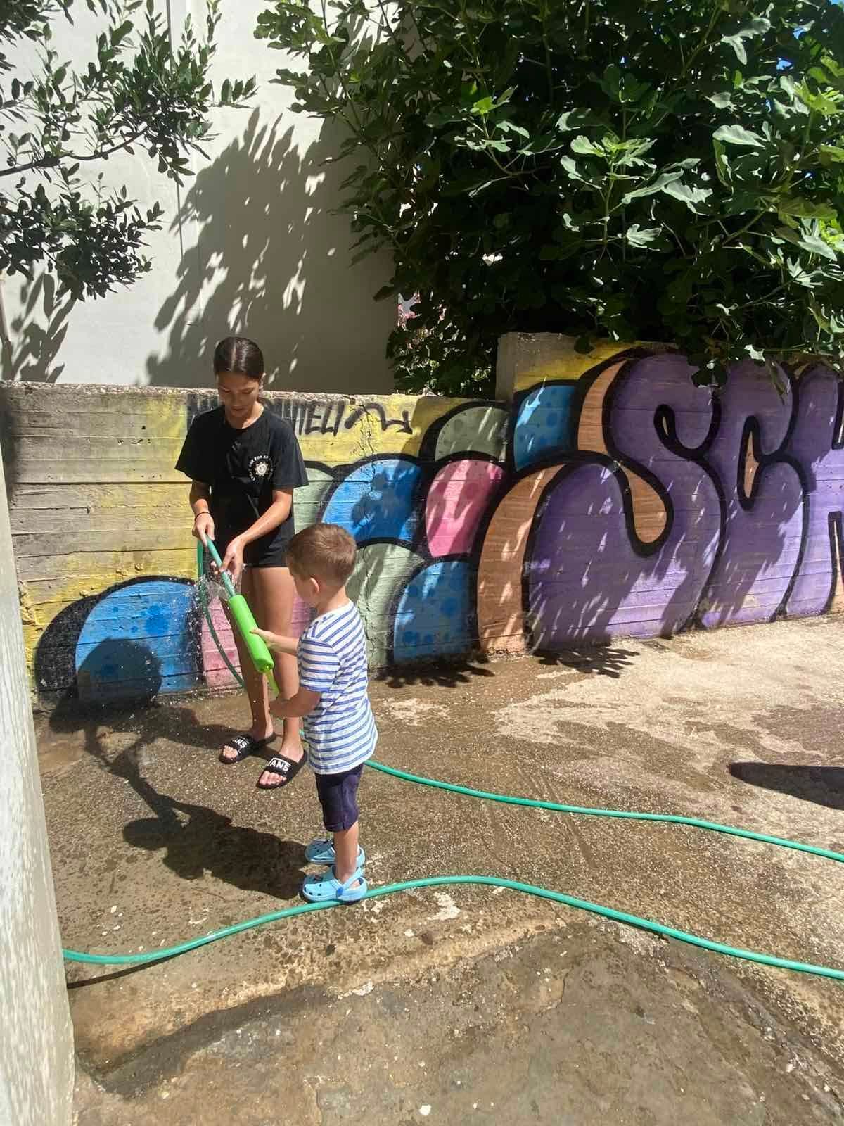 Εκπαιδευτικός οργανώνει υπαίθρια δραστηριότητα με τους μαθητές.