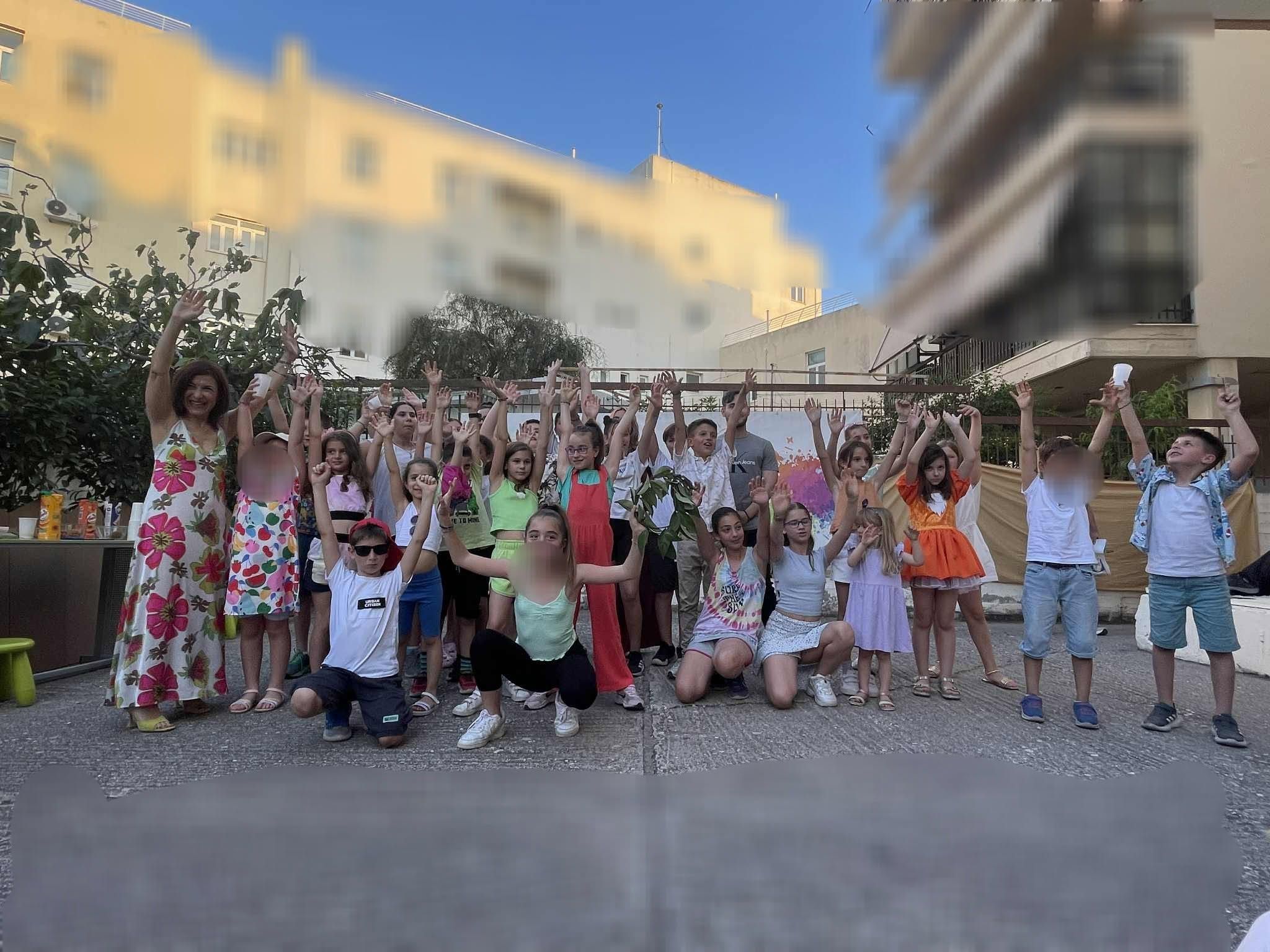 Μεγάλη ομαδική φωτογραφία μαθητών και εκπαιδευτικών στο τέλος της γιορτής.